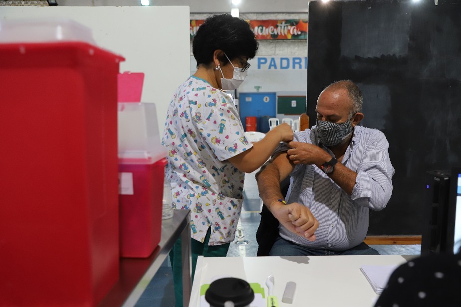 Ya se inscribe a personas de 50 a 59 a�os sin factores de riesgo para vacunarse A